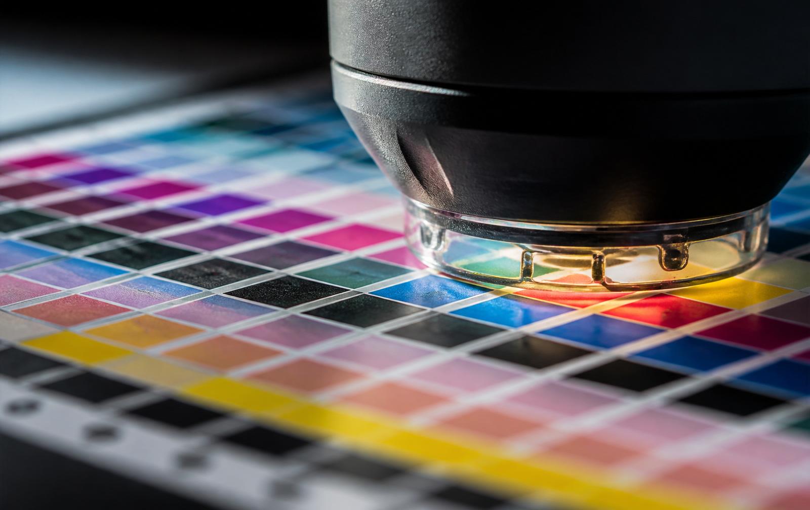 Detalle de una carta de color medida por el sensor del espectrofotómetro